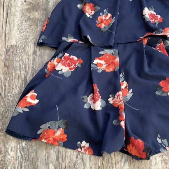 Listicle Women’s Navy Floral Shorts Jumpsuit Romper, Keyhole tie back, size LG - Picture 6 of 14